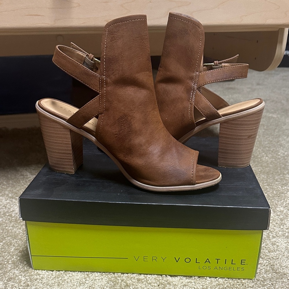Block heels Great look with open toe and adjustable buckle at ankle